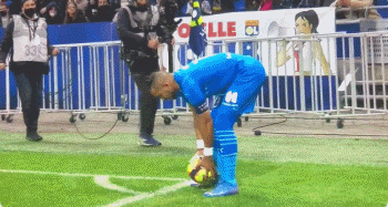 世体：梅西在进入诺坎普前没联系巴萨的任何人请求许可