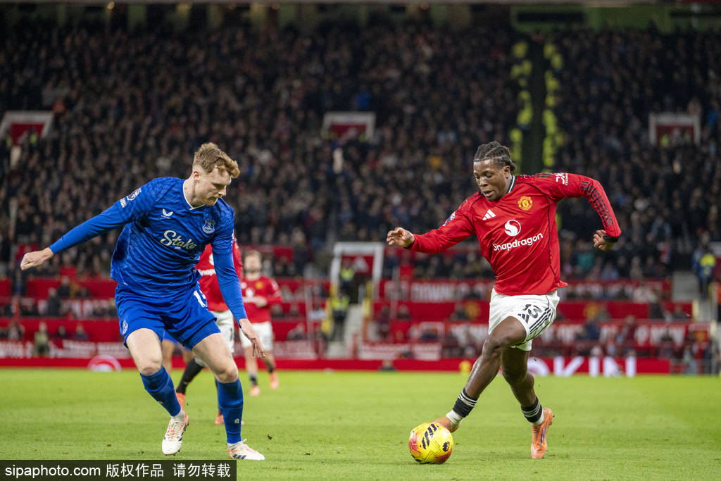 记者：多特仍在推进桑乔的转会，相关谈判正在进行中