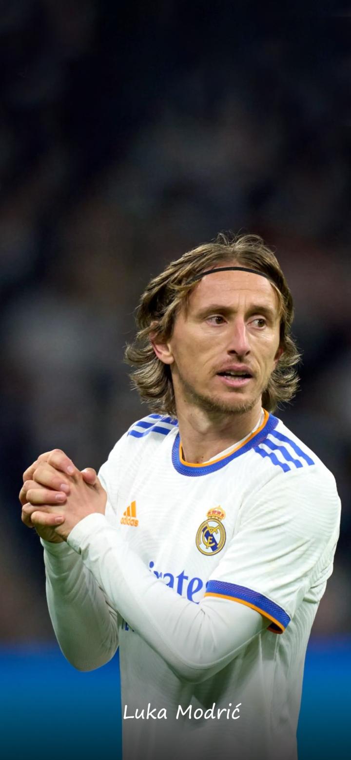 给你修修胡子，瓦科分享自己用剪刀剪克雷桑胡子的照片