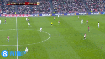 劳塔罗飞铲罗伯逊染黄，国米战利物浦上半场13分钟现争议