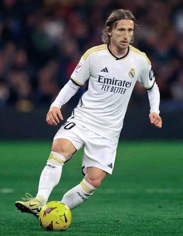 斯洛特执教利物浦遭遇挑战，进攻防守问题突出，萨拉赫争议，压力倍增。