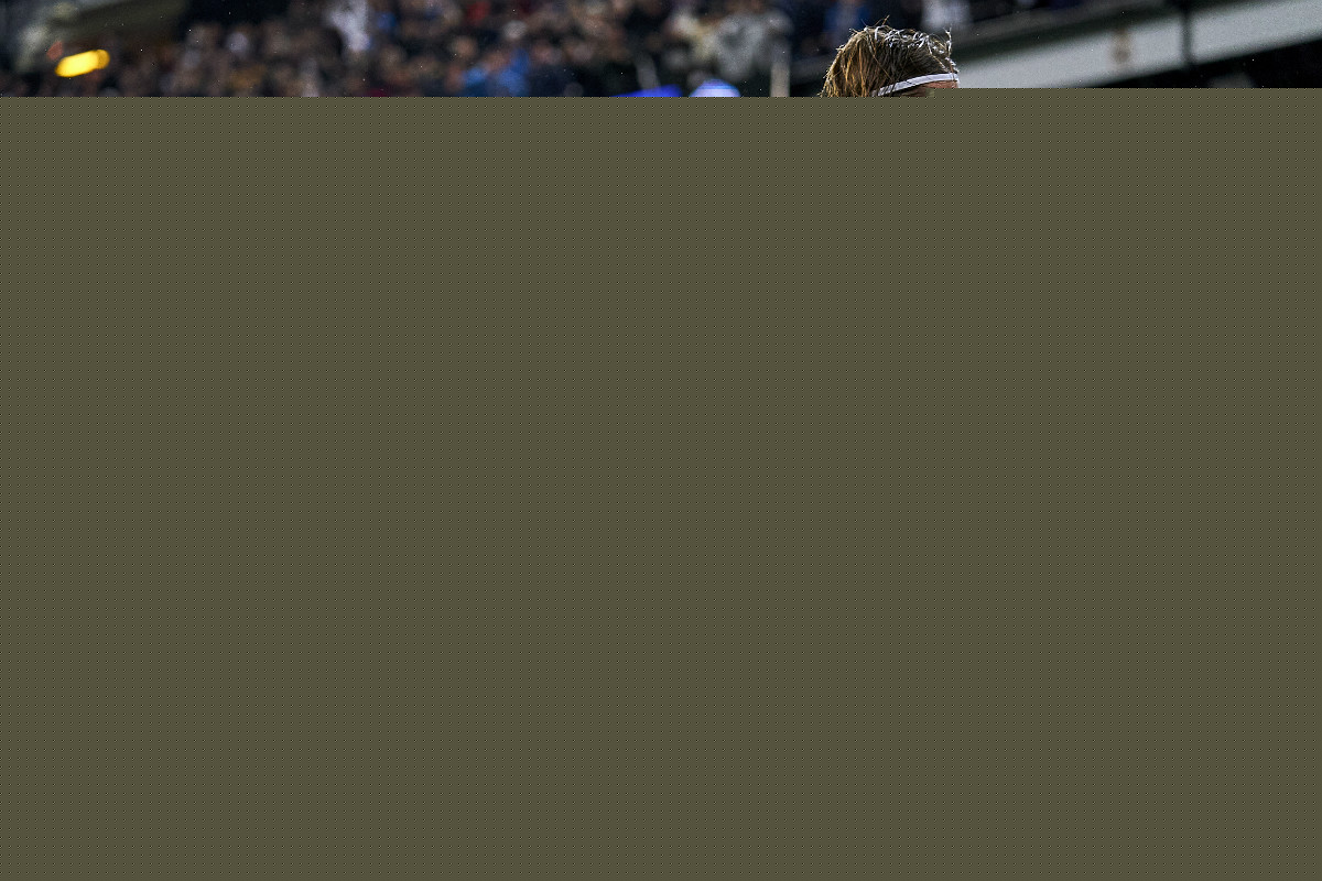 托马斯·弗兰克因指责球迷嘘门将引发争议，面临解雇风险，热刺战绩不佳，球迷矛盾加剧，球队正寻求替补教练。