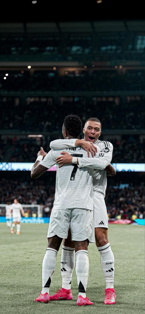 莱万多夫斯基和格策今晚要碰面了